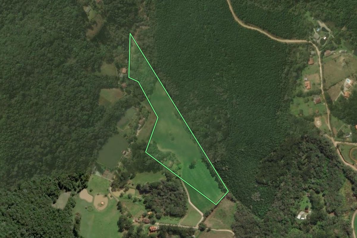 Imagem de satélite do imóvel rural em Campo Largo (PR), com o contorno declarado no CAR desenhado por cima.