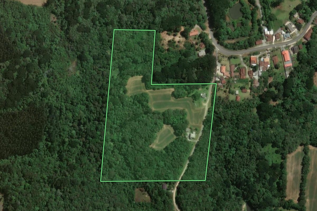 Imagem de satélite do imóvel rural em Campo Largo (PR), com o contorno declarado no CAR desenhado por cima.