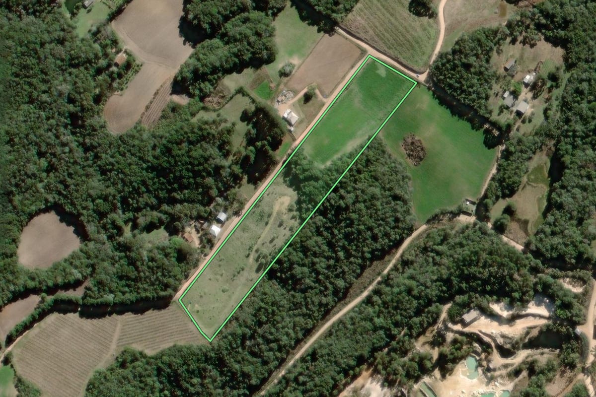 Imagem de satélite do imóvel rural em Campo Largo (PR), com o contorno declarado no CAR desenhado por cima.