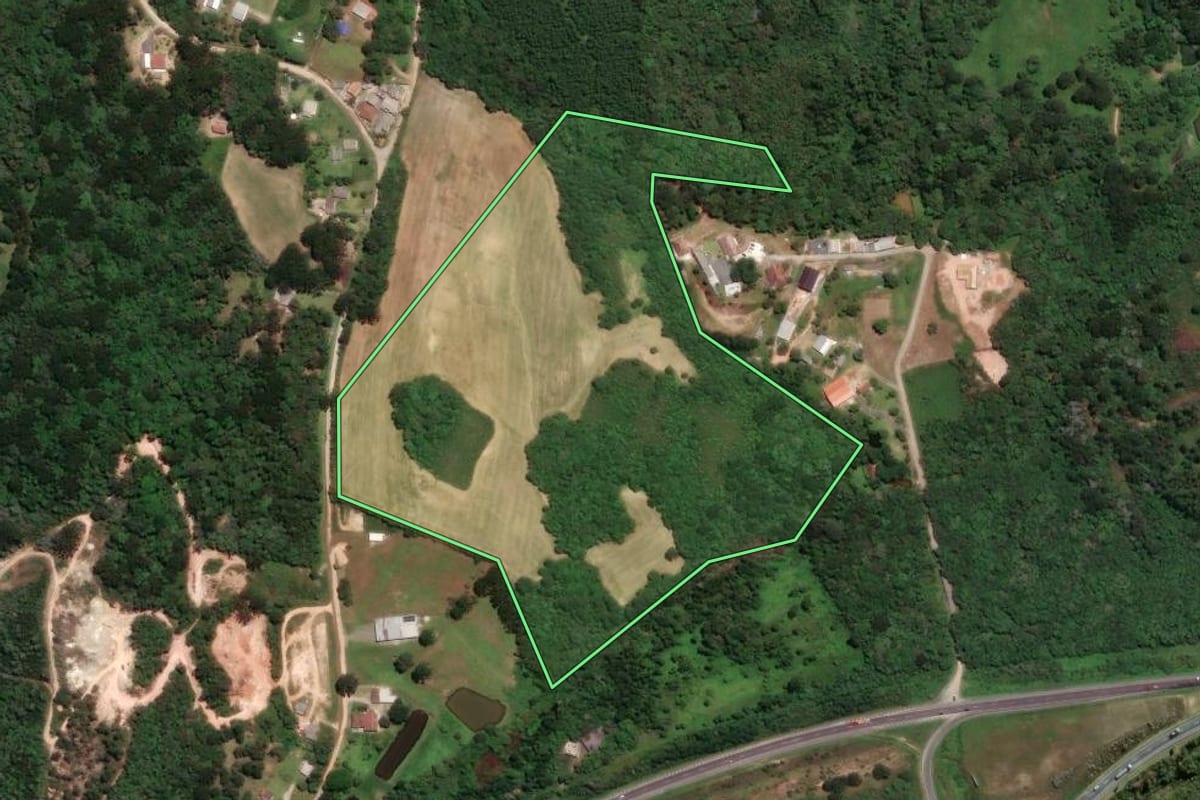 Imagem de satélite do imóvel rural em Campo Largo (PR), com o contorno declarado no CAR desenhado por cima.