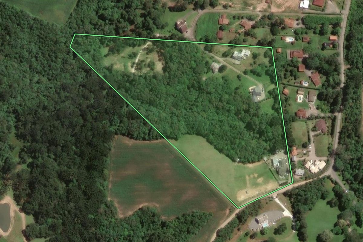 Imagem de satélite do imóvel rural em Campo Largo (PR), com o contorno declarado no CAR desenhado por cima.