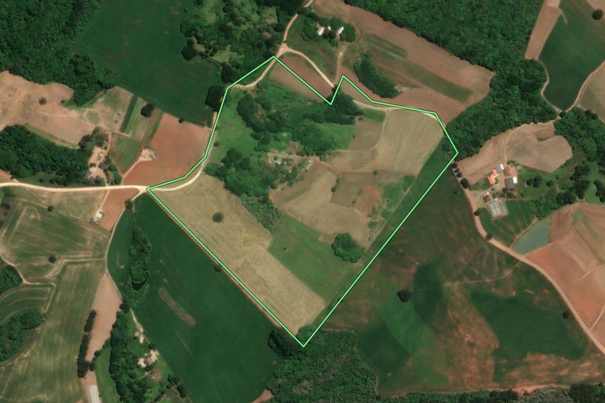 Imagem de satélite do imóvel rural em Campo Largo (PR), com o contorno declarado no CAR desenhado por cima.