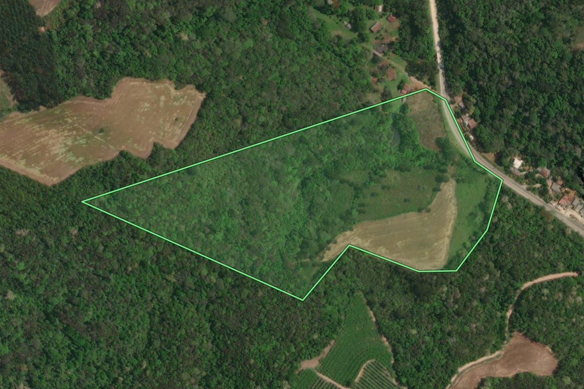 Imagem de satélite do imóvel rural em Campo Largo (PR), com o contorno declarado no CAR desenhado por cima.