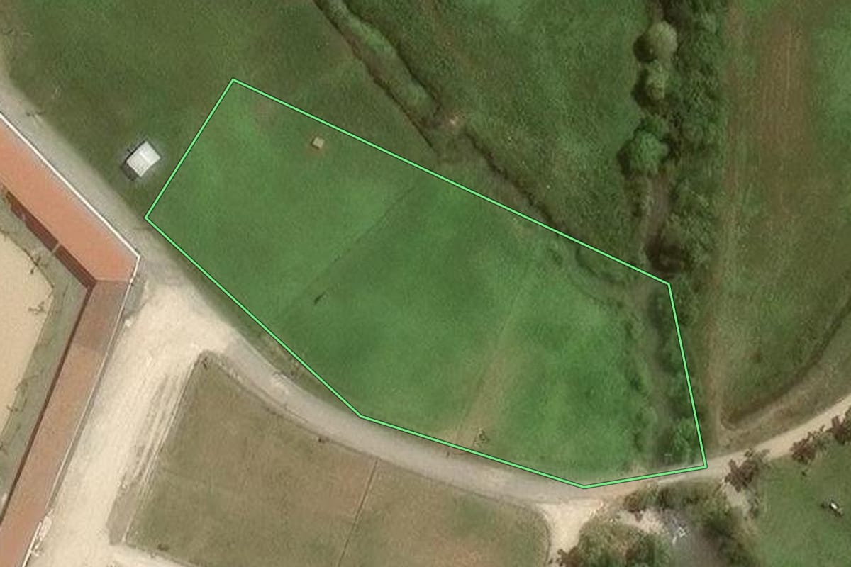 Imagem de satélite do imóvel rural em Campo Largo (PR), com o contorno declarado no CAR desenhado por cima.