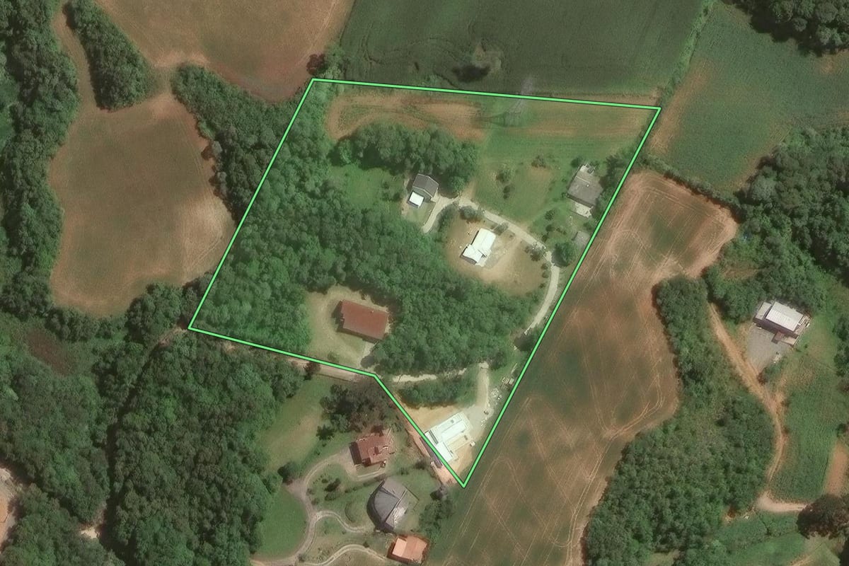 Imagem de satélite do imóvel rural em Campo Largo (PR), com o contorno declarado no CAR desenhado por cima.