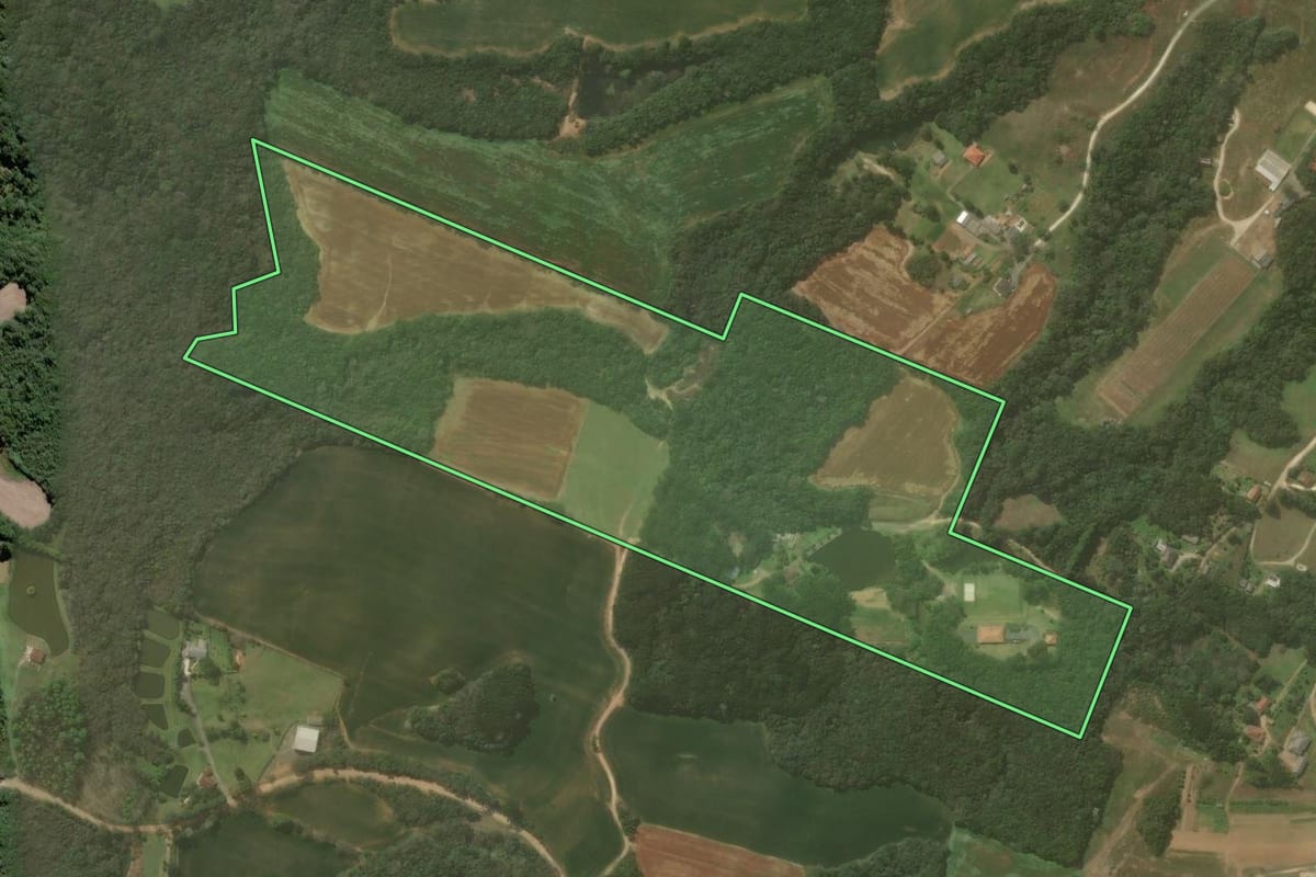 Imagem de satélite do imóvel rural em Campo Largo (PR), com o contorno declarado no CAR desenhado por cima.