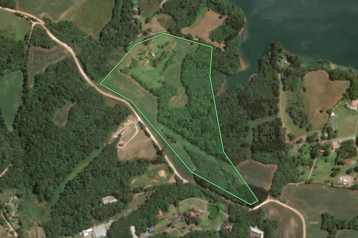 Imagem de satélite do imóvel rural em Campo Largo (PR), com o contorno declarado no CAR desenhado por cima.