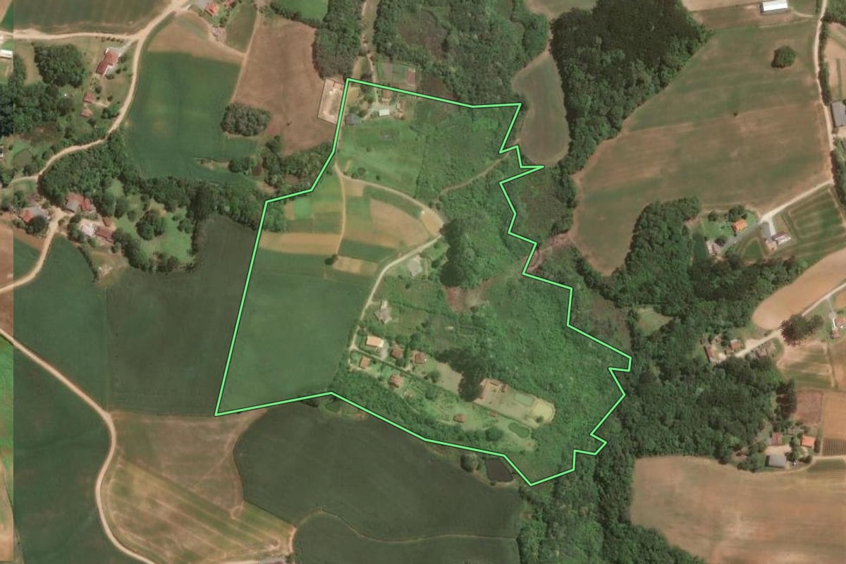 Imagem de satélite do imóvel rural em Campo Magro (PR), com o contorno declarado no CAR desenhado por cima.