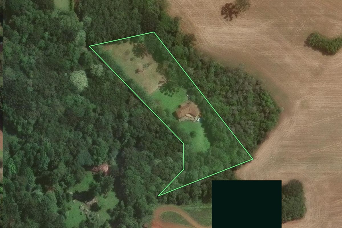 Imagem de satélite do imóvel rural em Campo Magro (PR), com o contorno declarado no CAR desenhado por cima.