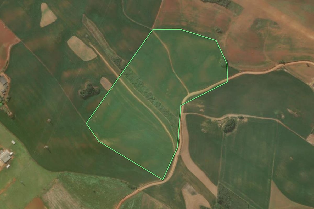 Imagem de satélite do imóvel rural em Campo Magro (PR), com o contorno declarado no CAR desenhado por cima.