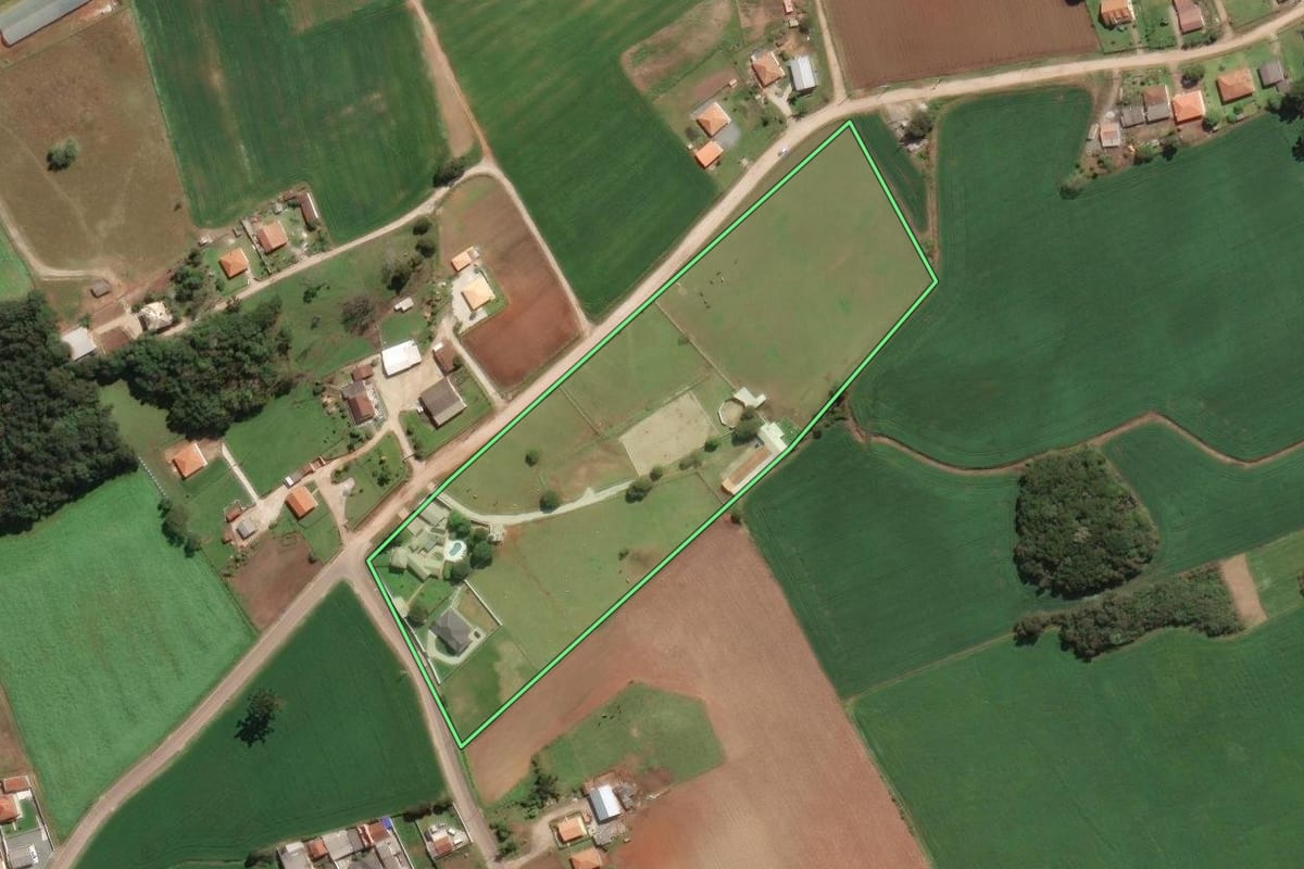 Imagem de satélite do imóvel rural em Campo Magro (PR), com o contorno declarado no CAR desenhado por cima.