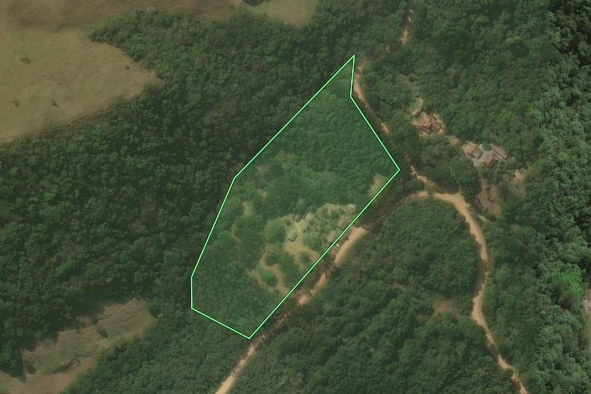Imagem de satélite do imóvel rural em Campo Magro (PR), com o contorno declarado no CAR desenhado por cima.