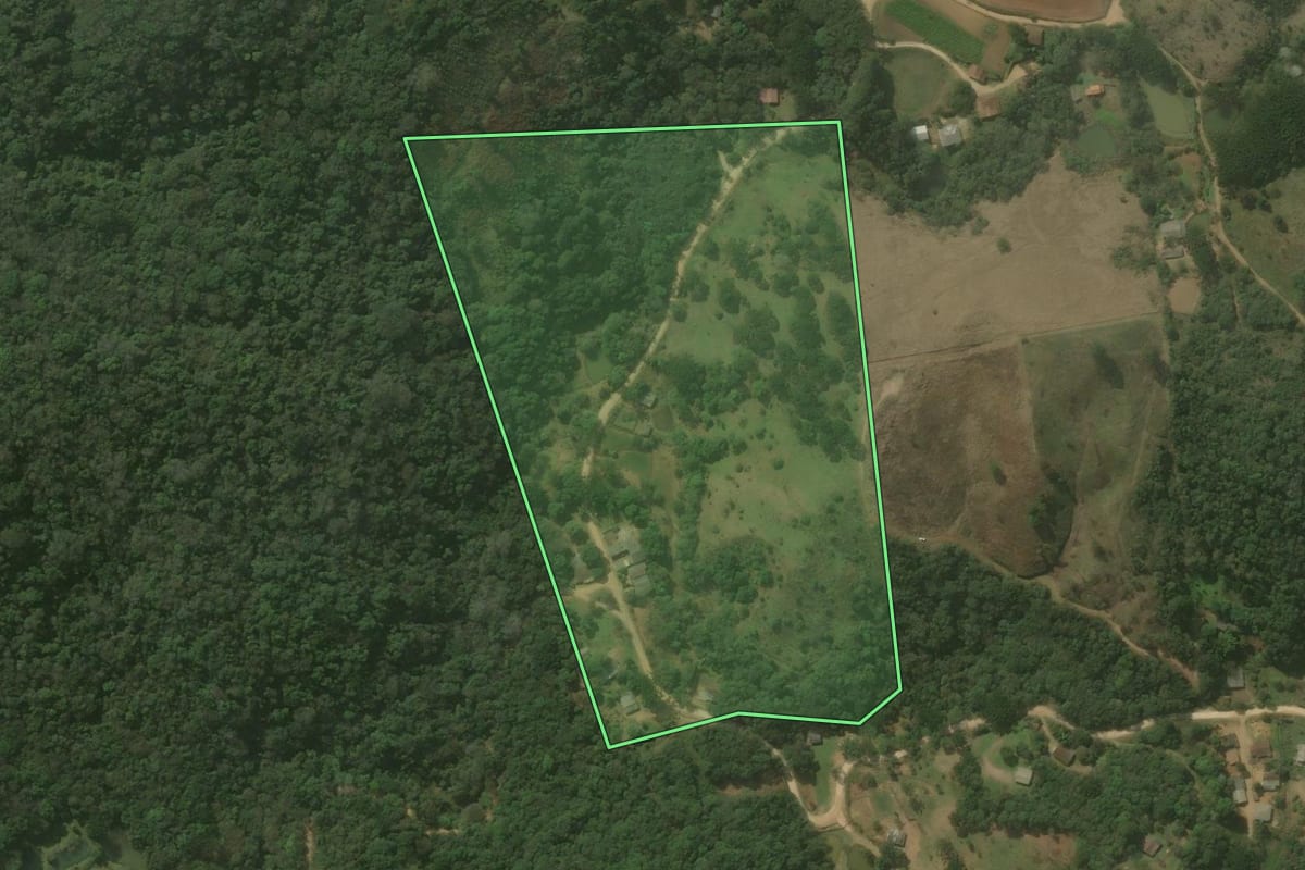 Imagem de satélite do imóvel rural em Campo Magro (PR), com o contorno declarado no CAR desenhado por cima.
