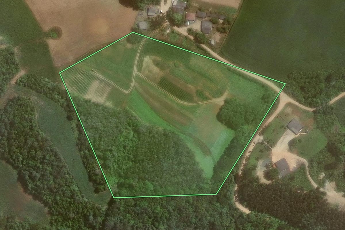 Imagem de satélite do imóvel rural em Campo Magro (PR), com o contorno declarado no CAR desenhado por cima.