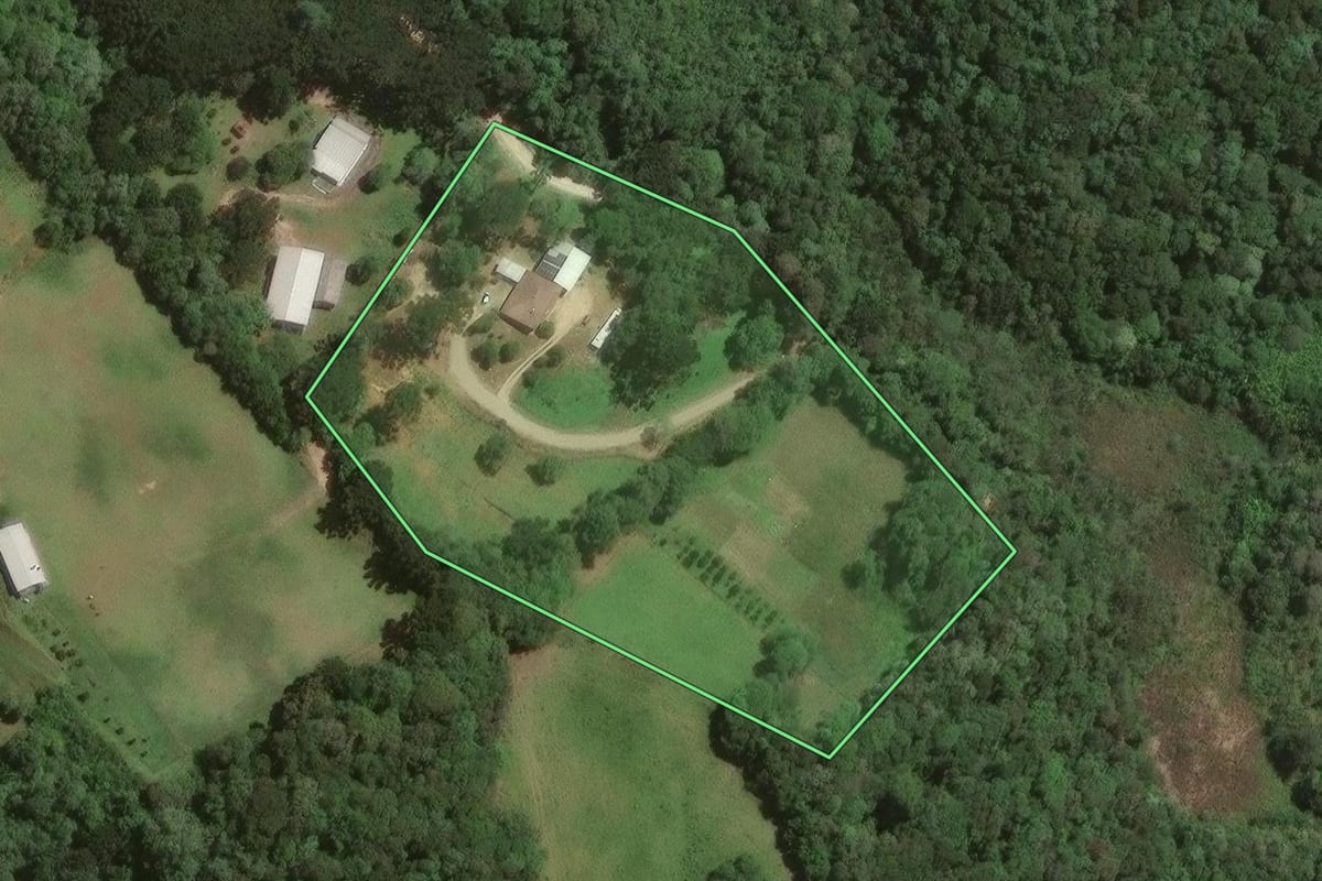 Imagem de satélite do imóvel rural em Campo Magro (PR), com o contorno declarado no CAR desenhado por cima.