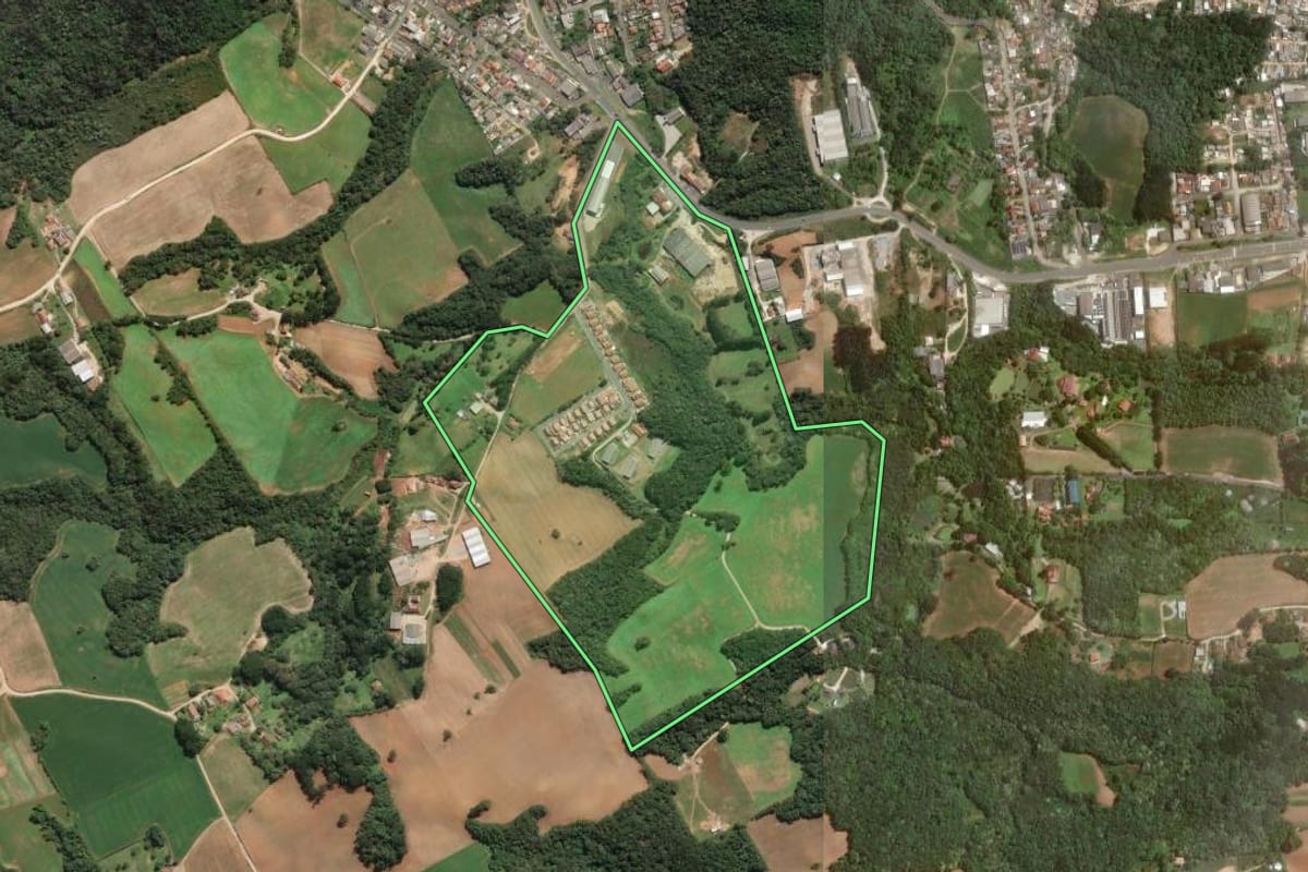 Imagem de satélite do imóvel rural em Campo Magro (PR), com o contorno declarado no CAR desenhado por cima.