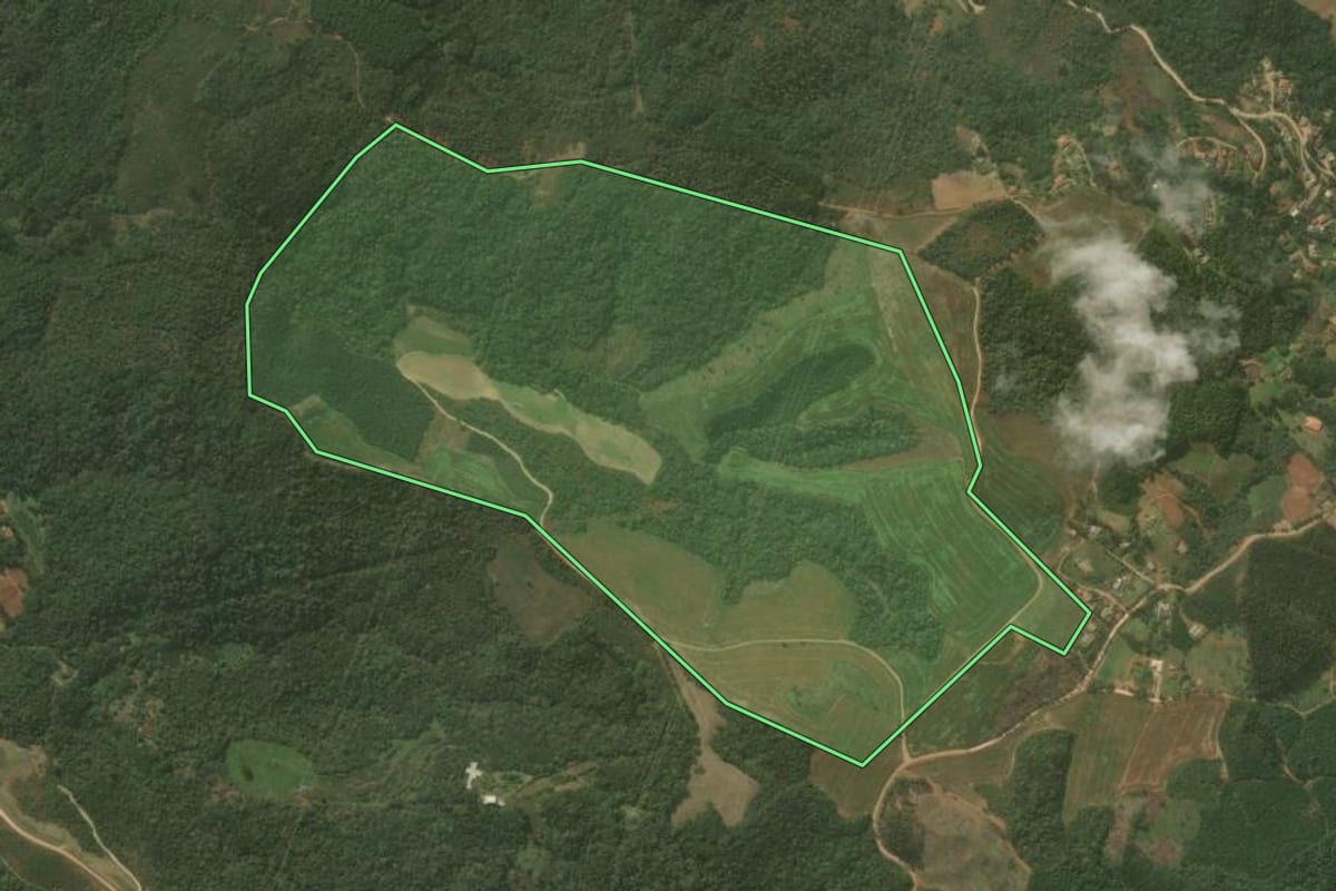Imagem de satélite do imóvel rural em Campo Magro (PR), com o contorno declarado no CAR desenhado por cima.