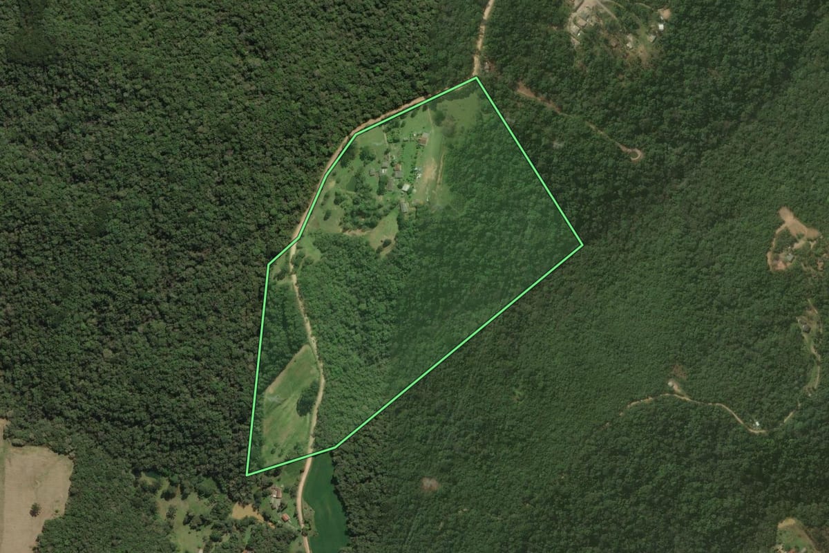 Imagem de satélite do imóvel rural em Campo Magro (PR), com o contorno declarado no CAR desenhado por cima.