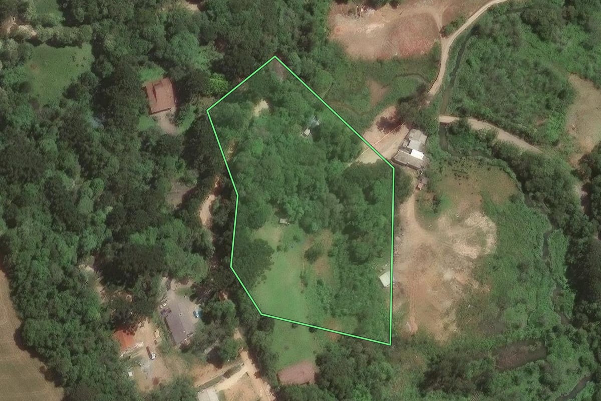 Imagem de satélite do imóvel rural em Campo Magro (PR), com o contorno declarado no CAR desenhado por cima.