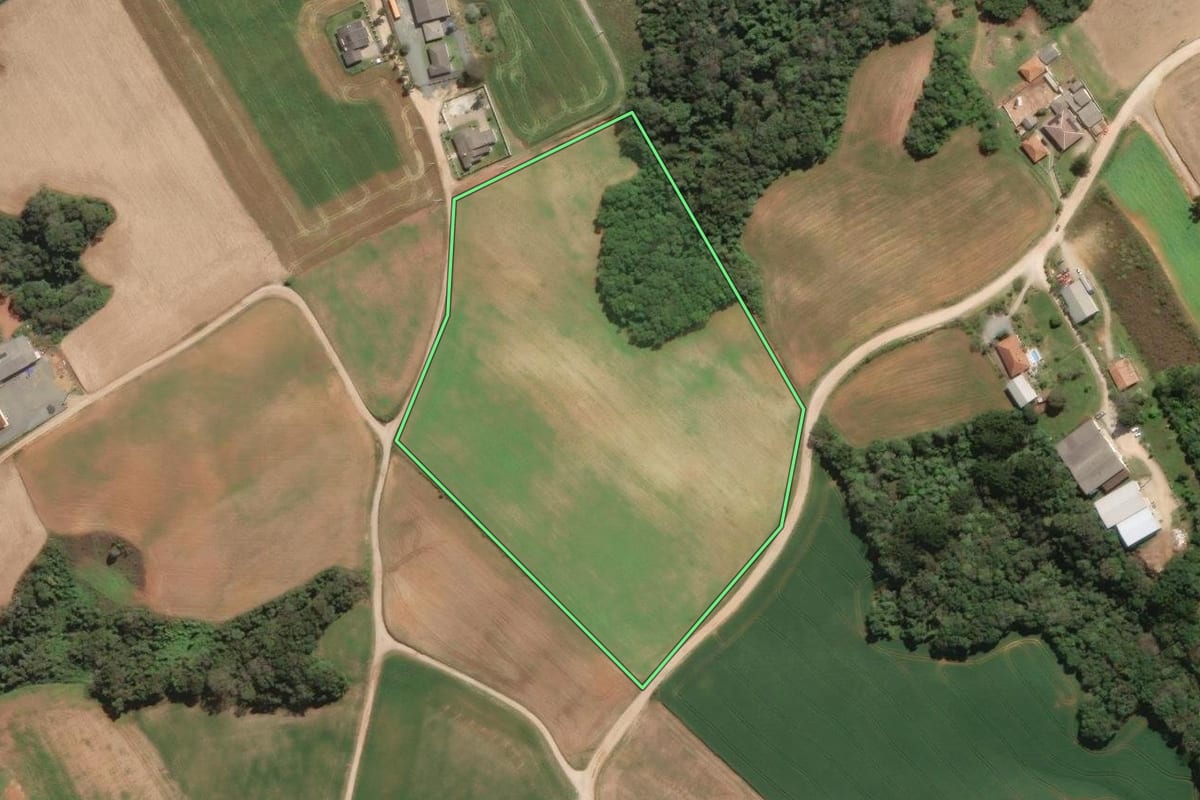Imagem de satélite do imóvel rural em Campo Magro (PR), com o contorno declarado no CAR desenhado por cima.