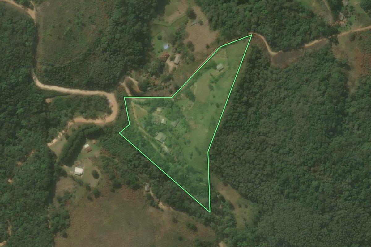 Imagem de satélite do imóvel rural em Campo Magro (PR), com o contorno declarado no CAR desenhado por cima.