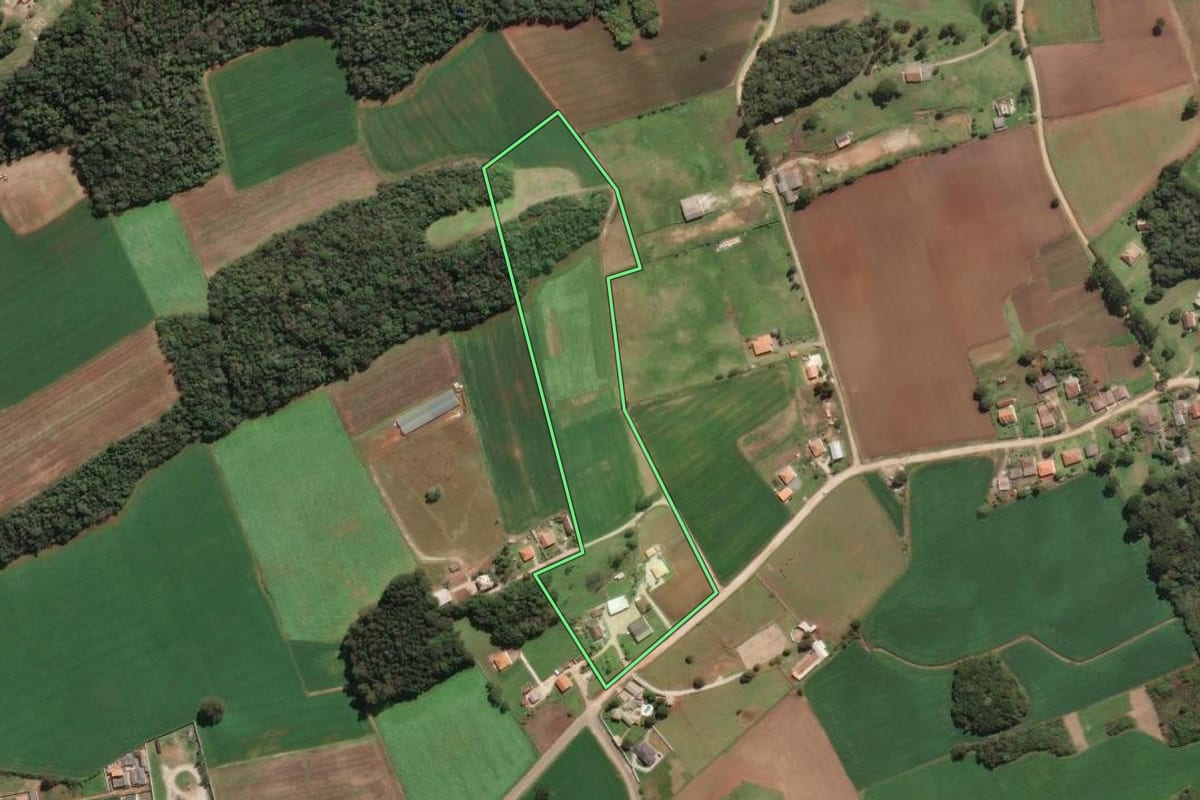 Imagem de satélite do imóvel rural em Campo Magro (PR), com o contorno declarado no CAR desenhado por cima.