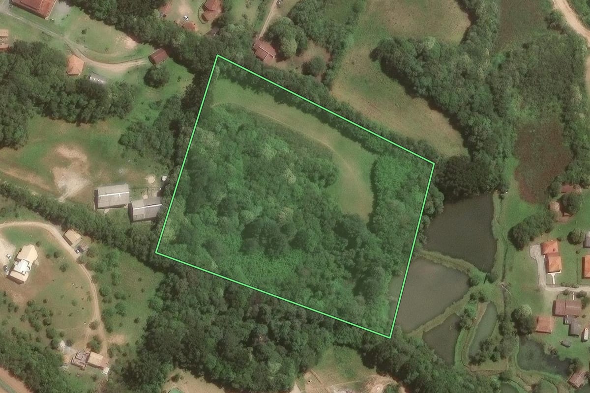Imagem de satélite do imóvel rural em Campo Magro (PR), com o contorno declarado no CAR desenhado por cima.