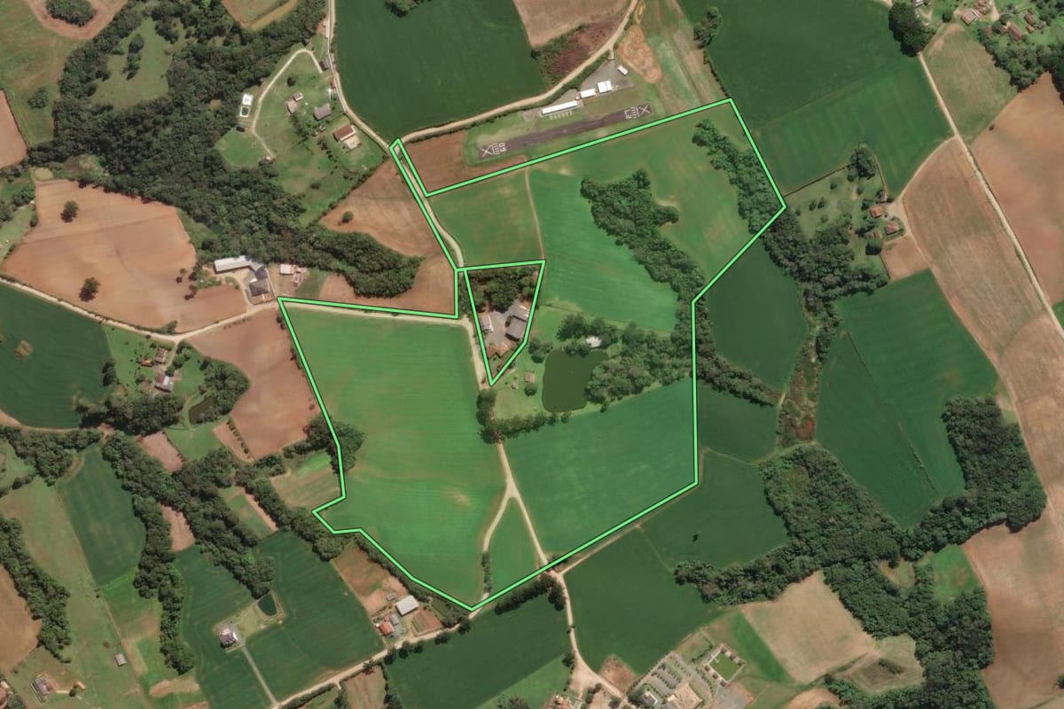 Imagem de satélite do imóvel rural em Campo Magro (PR), com o contorno declarado no CAR desenhado por cima.