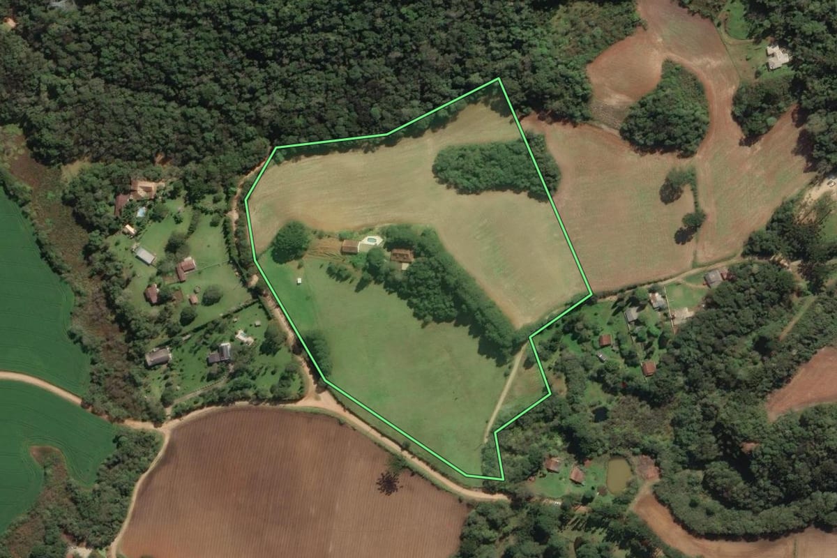 Imagem de satélite do imóvel rural em Campo Magro (PR), com o contorno declarado no CAR desenhado por cima.