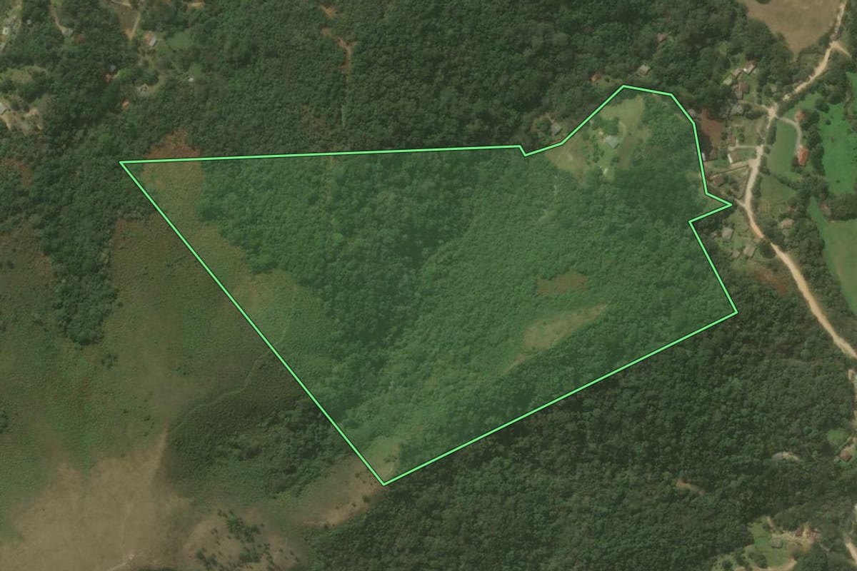 Imagem de satélite do imóvel rural em Campo Magro (PR), com o contorno declarado no CAR desenhado por cima.