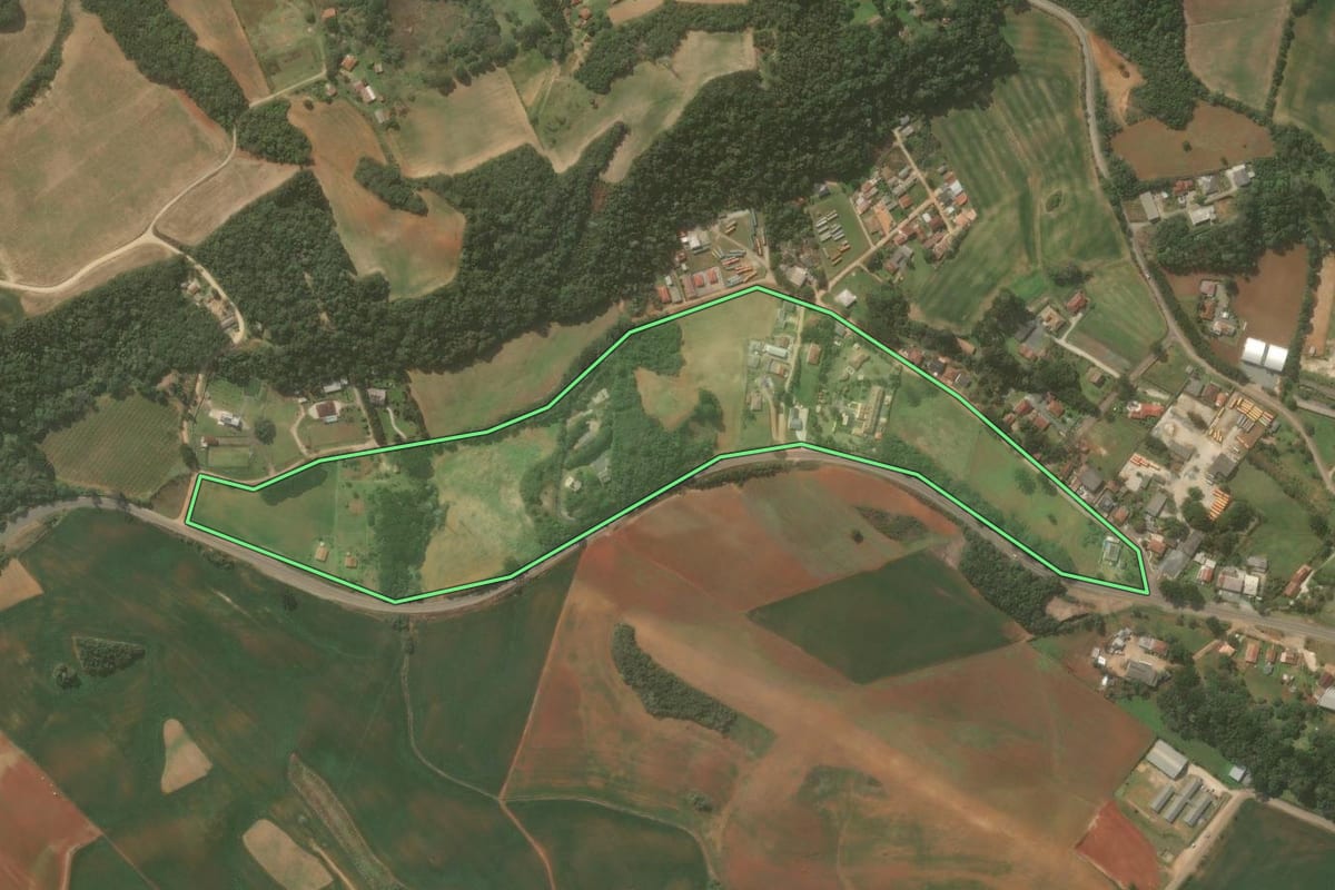 Imagem de satélite do imóvel rural em Campo Magro (PR), com o contorno declarado no CAR desenhado por cima.