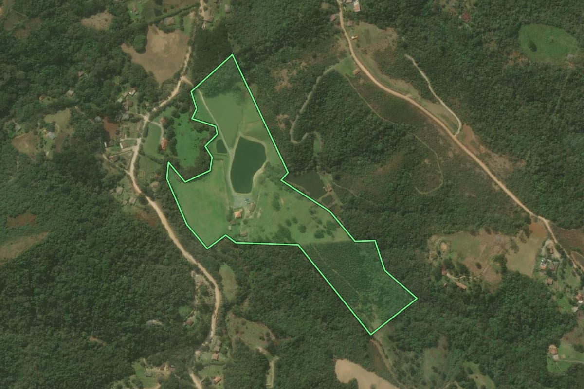 Imagem de satélite do imóvel rural em Campo Magro (PR), com o contorno declarado no CAR desenhado por cima.