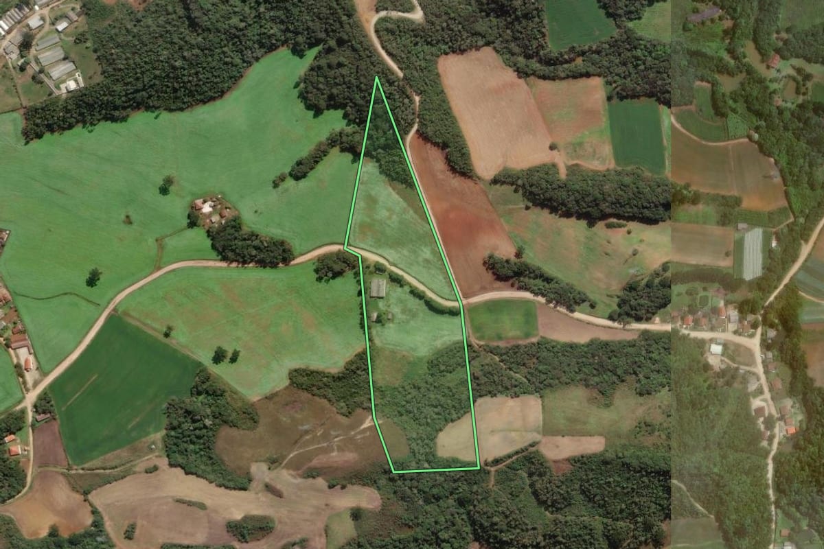 Imagem de satélite do imóvel rural em Campo Magro (PR), com o contorno declarado no CAR desenhado por cima.