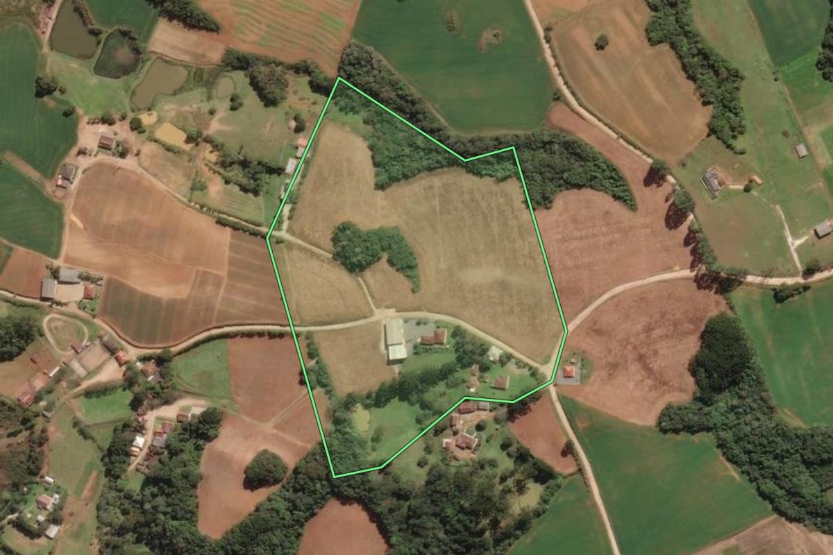 Imagem de satélite do imóvel rural em Campo Magro (PR), com o contorno declarado no CAR desenhado por cima.