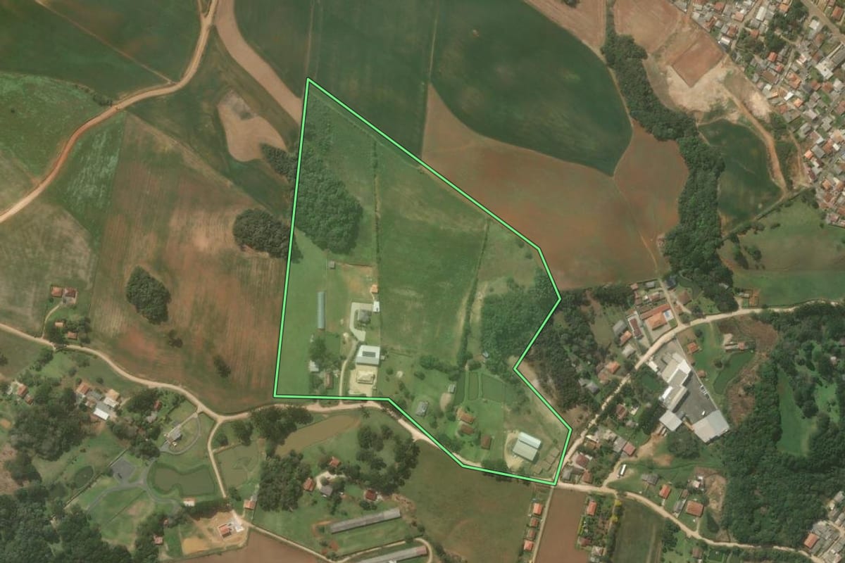 Imagem de satélite do imóvel rural em Campo Magro (PR), com o contorno declarado no CAR desenhado por cima.