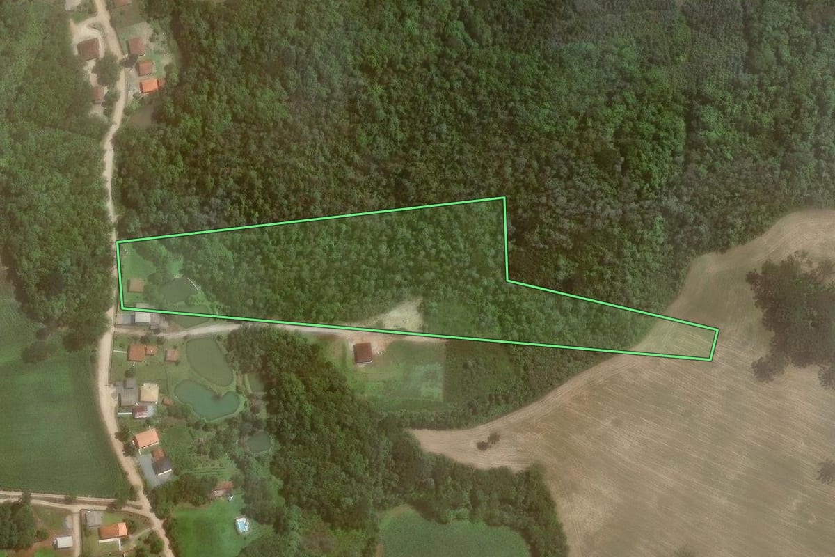 Imagem de satélite do imóvel rural em Campo Magro (PR), com o contorno declarado no CAR desenhado por cima.