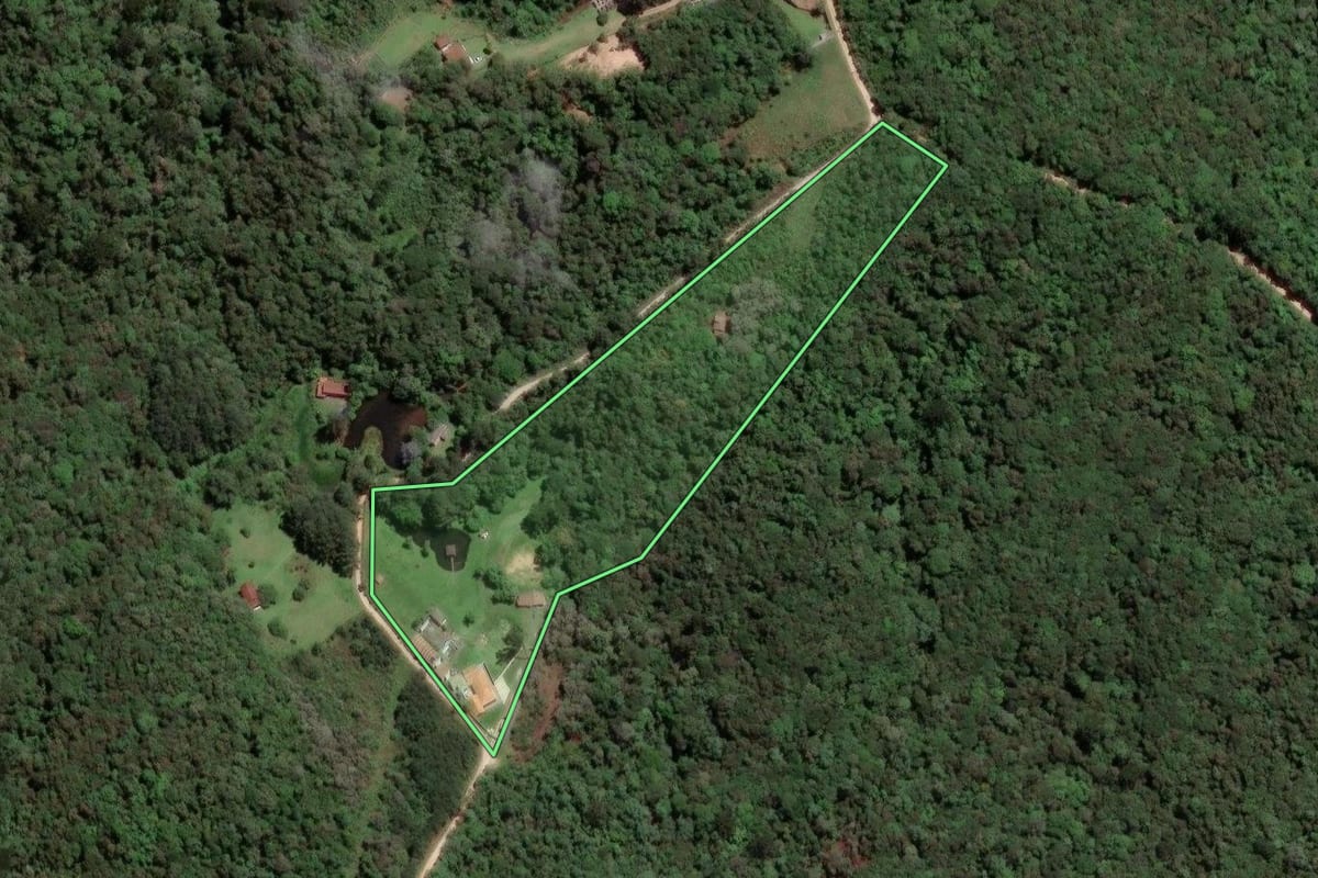 Imagem de satélite do imóvel rural em Campo Magro (PR), com o contorno declarado no CAR desenhado por cima.