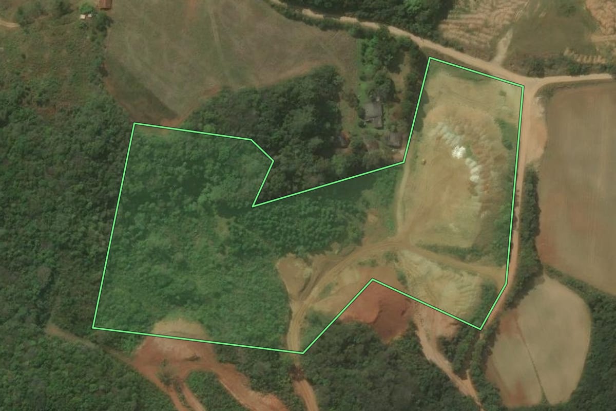 Imagem de satélite do imóvel rural em Campo Magro (PR), com o contorno declarado no CAR desenhado por cima.