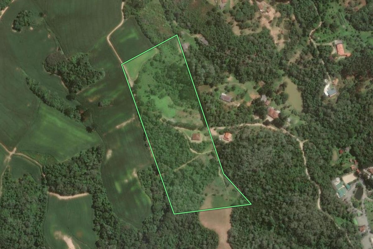 Imagem de satélite do imóvel rural em Campo Magro (PR), com o contorno declarado no CAR desenhado por cima.