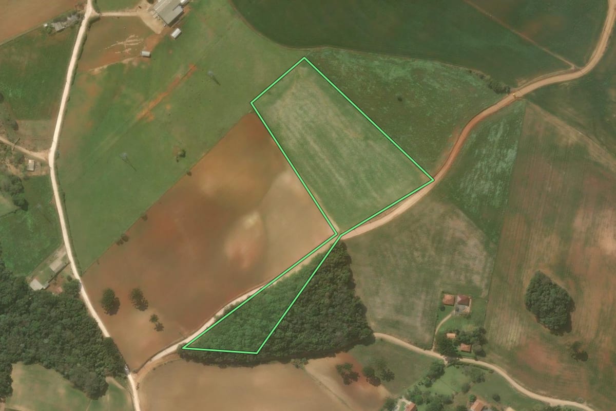 Imagem de satélite do imóvel rural em Campo Magro (PR), com o contorno declarado no CAR desenhado por cima.