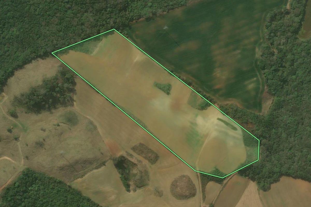 Imagem de satélite do imóvel rural em Campo Magro (PR), com o contorno declarado no CAR desenhado por cima.