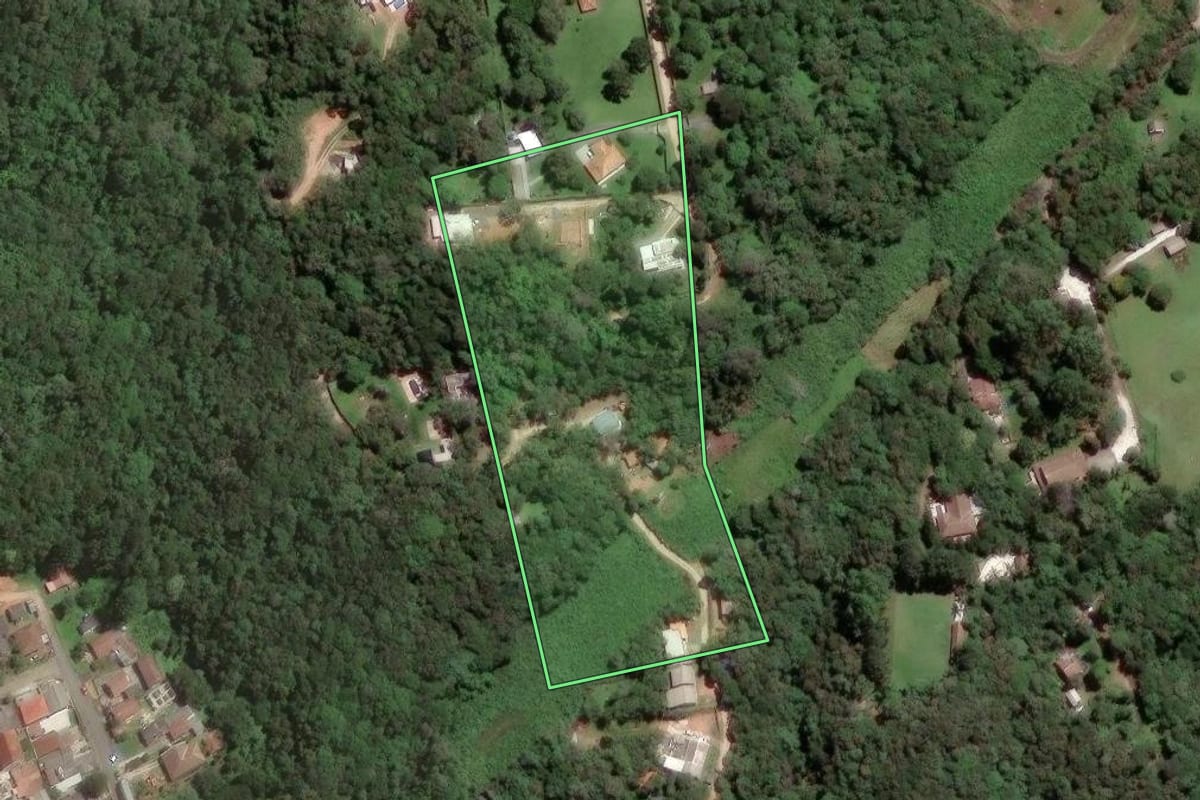 Imagem de satélite do imóvel rural em Campo Magro (PR), com o contorno declarado no CAR desenhado por cima.