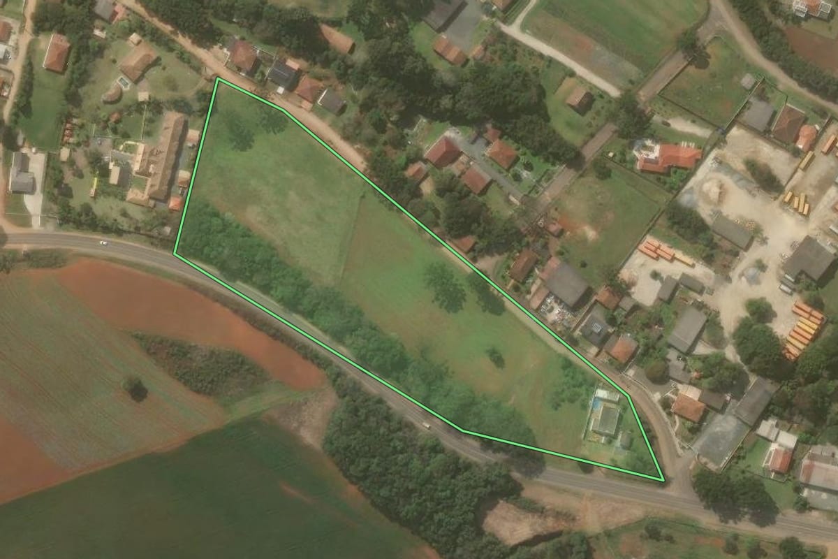 Imagem de satélite do imóvel rural em Campo Magro (PR), com o contorno declarado no CAR desenhado por cima.