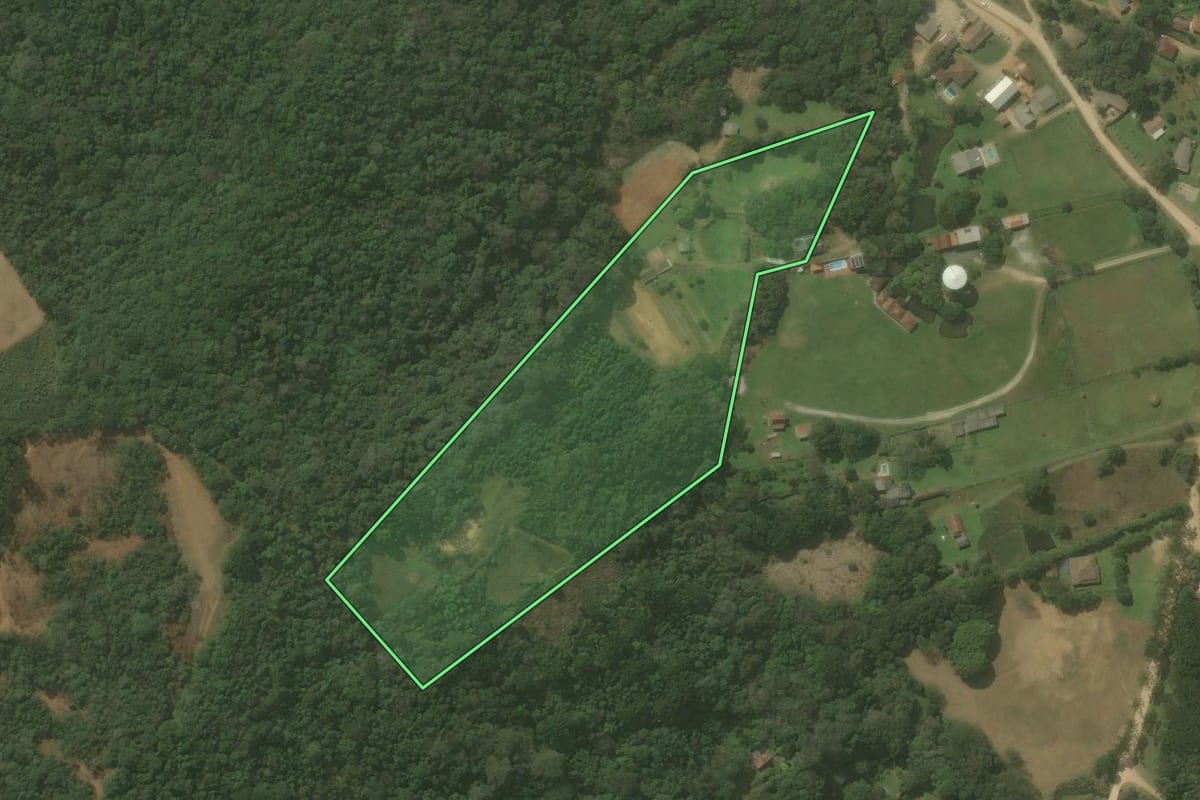 Imagem de satélite do imóvel rural em Campo Magro (PR), com o contorno declarado no CAR desenhado por cima.
