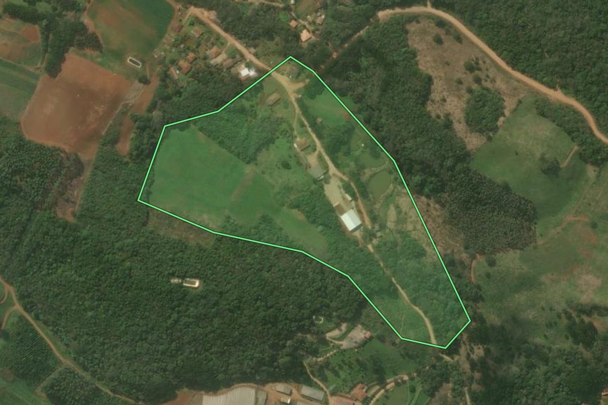 Imagem de satélite do imóvel rural em Campo Magro (PR), com o contorno declarado no CAR desenhado por cima.
