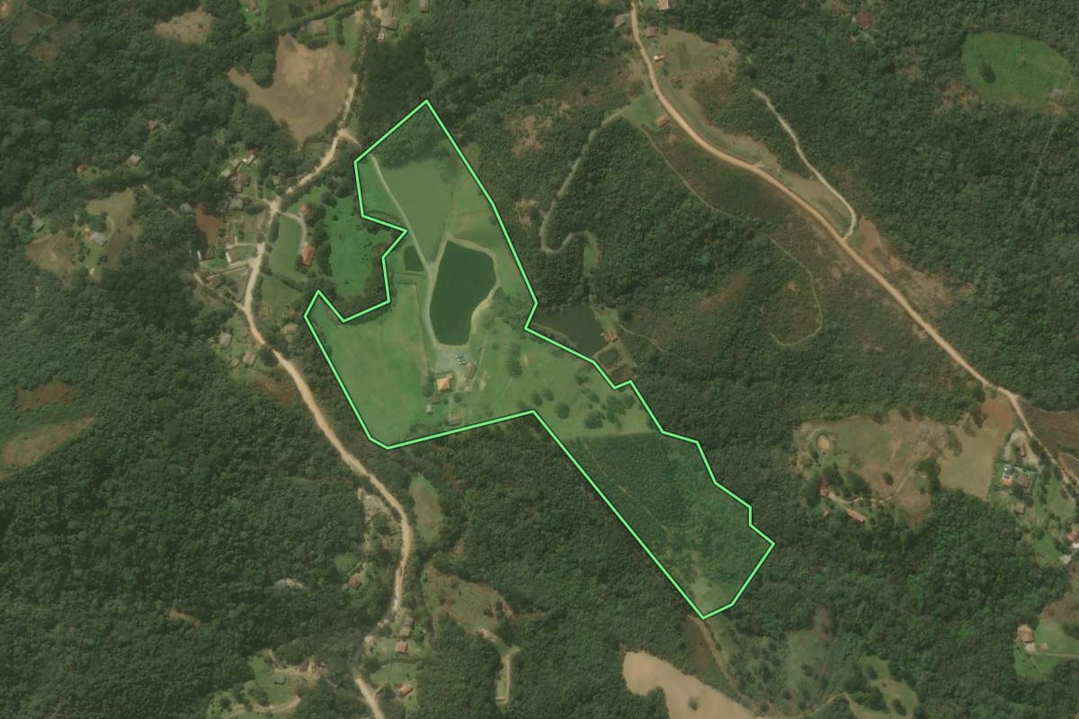 Imagem de satélite do imóvel rural em Campo Magro (PR), com o contorno declarado no CAR desenhado por cima.