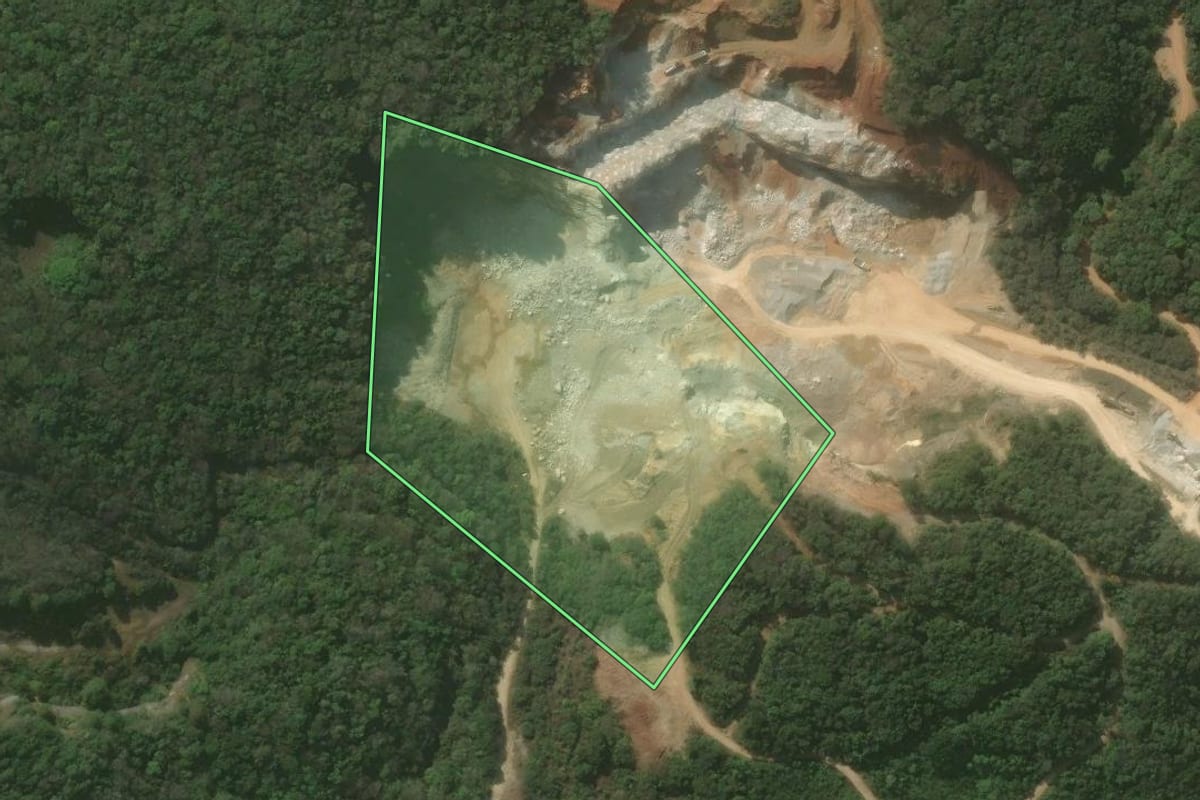 Imagem de satélite do imóvel rural em Campo Magro (PR), com o contorno declarado no CAR desenhado por cima.