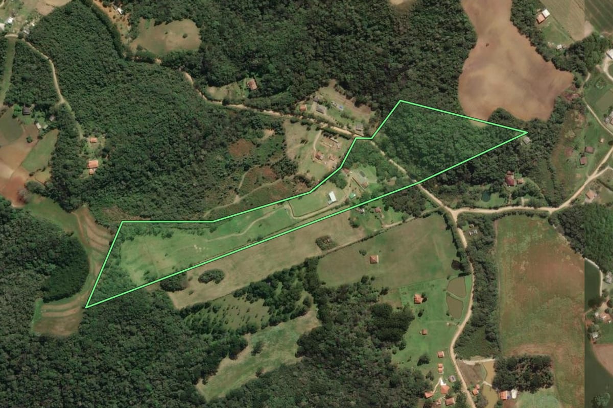 Imagem de satélite do imóvel rural em Campo Magro (PR), com o contorno declarado no CAR desenhado por cima.