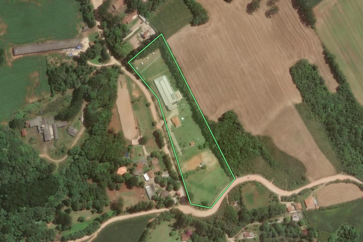 Imagem de satélite do imóvel rural em Campo Magro (PR), com o contorno declarado no CAR desenhado por cima.
