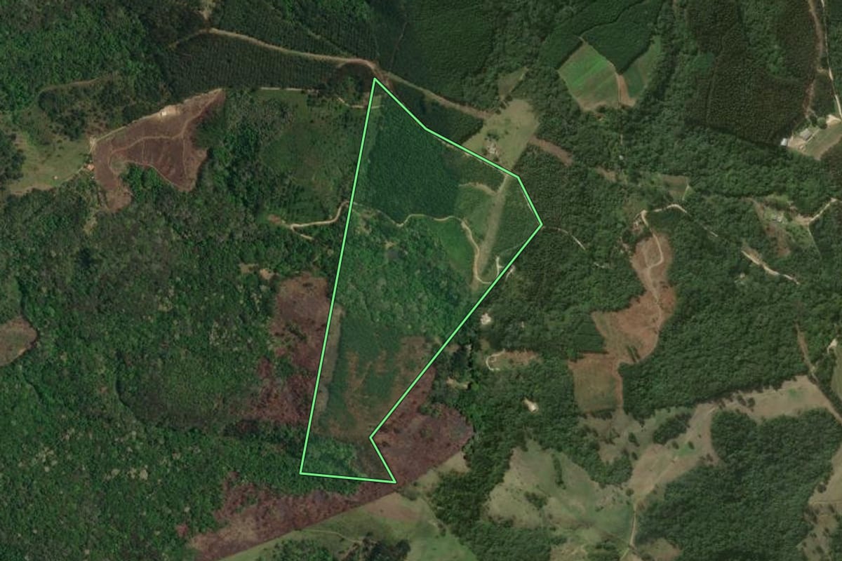 Imagem de satélite do imóvel rural em Campo Magro (PR), com o contorno declarado no CAR desenhado por cima.